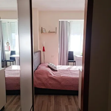 Lovely One Bedroom In * טיראנה